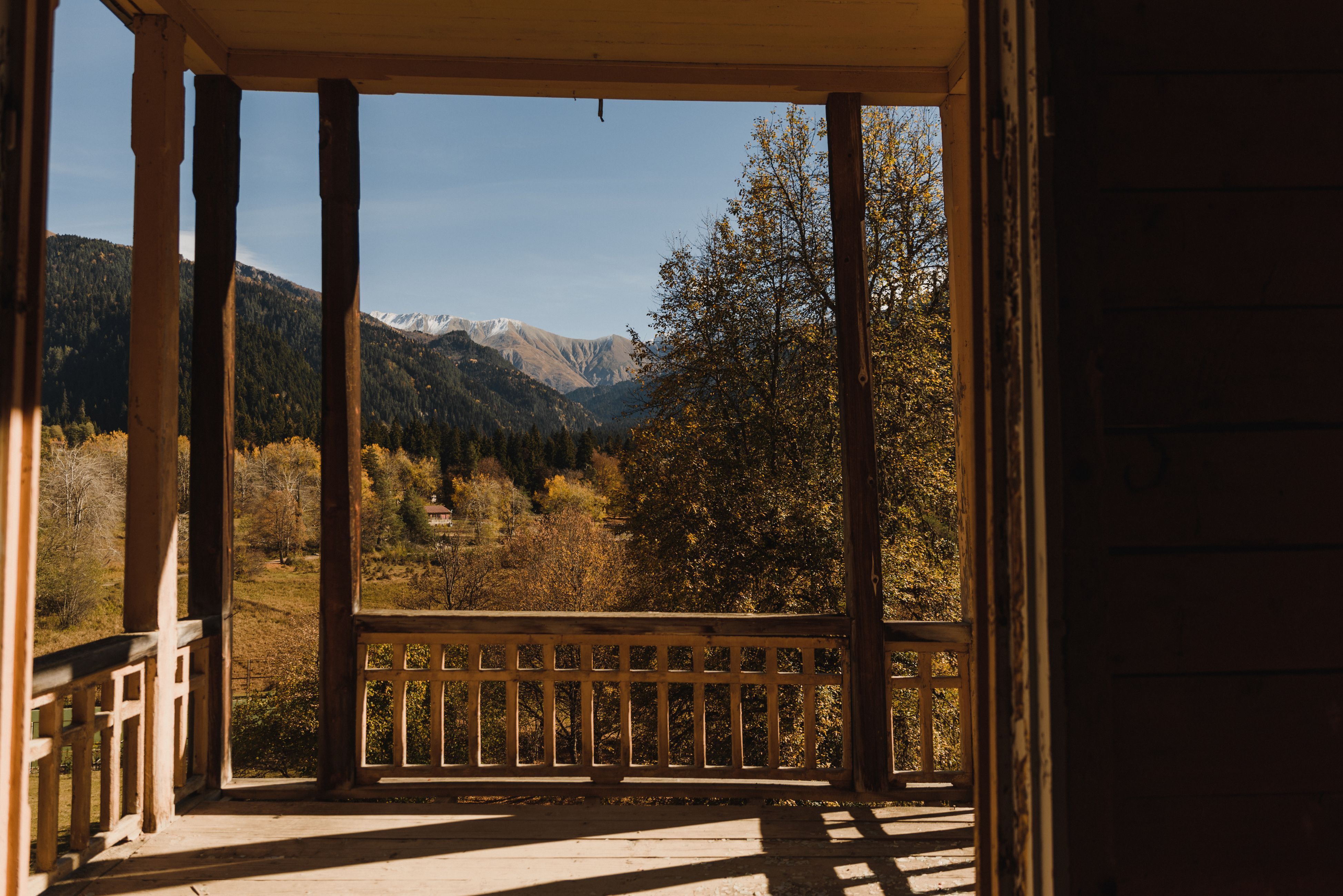 Holzterrasse mit Bergblick