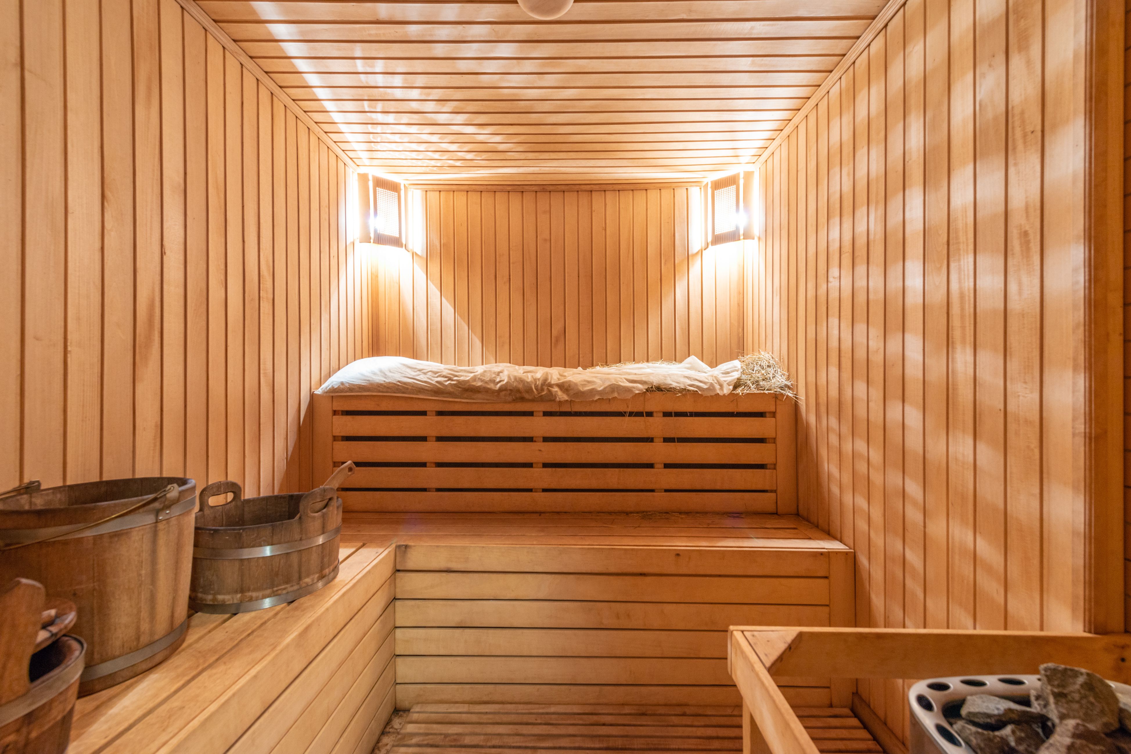 Fertige Sauna aus hellem Holz